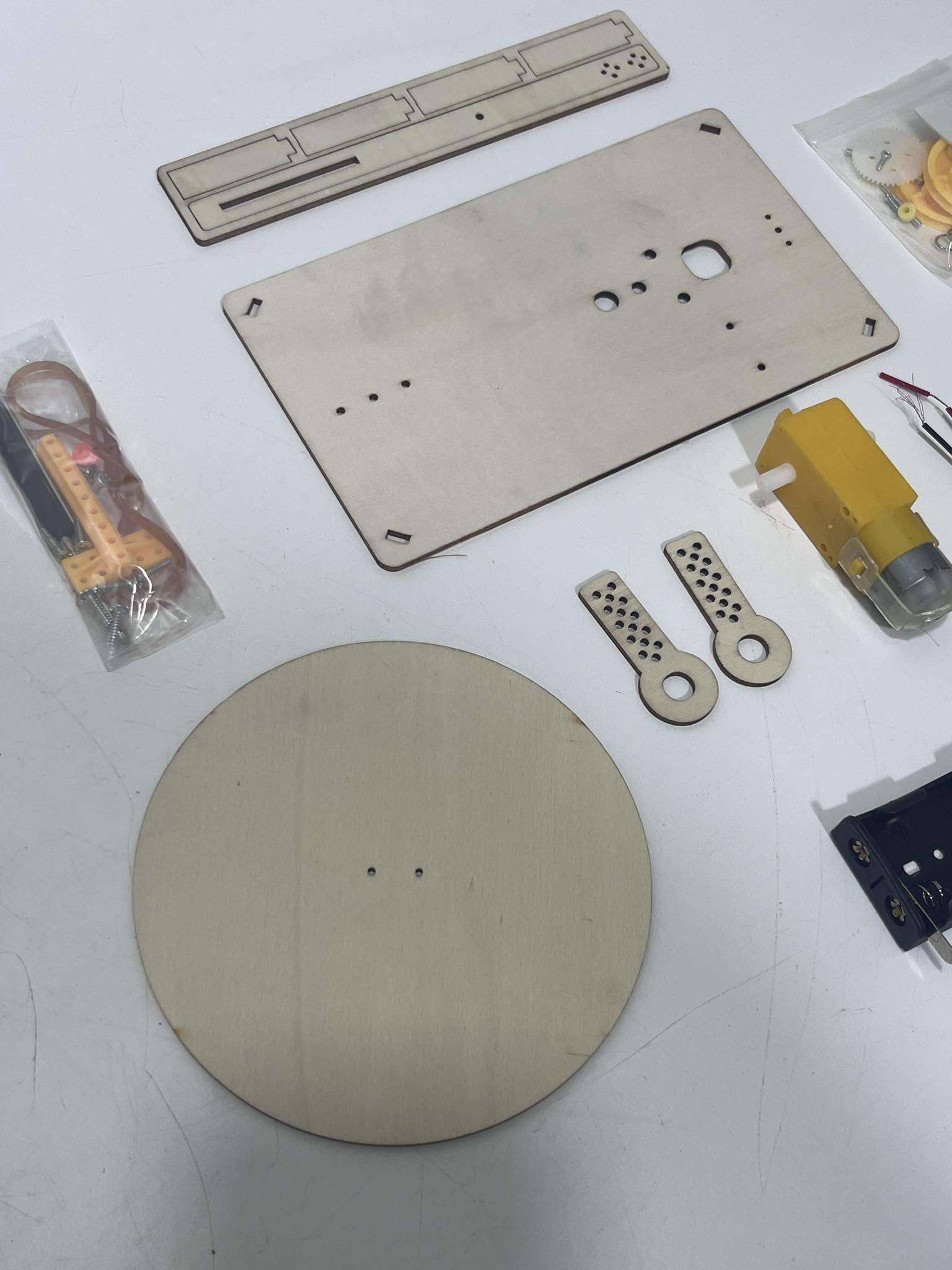 Ahşap DIY Pilli Çizim Robotu Ahşap DIY Pilli Çizim Robotu