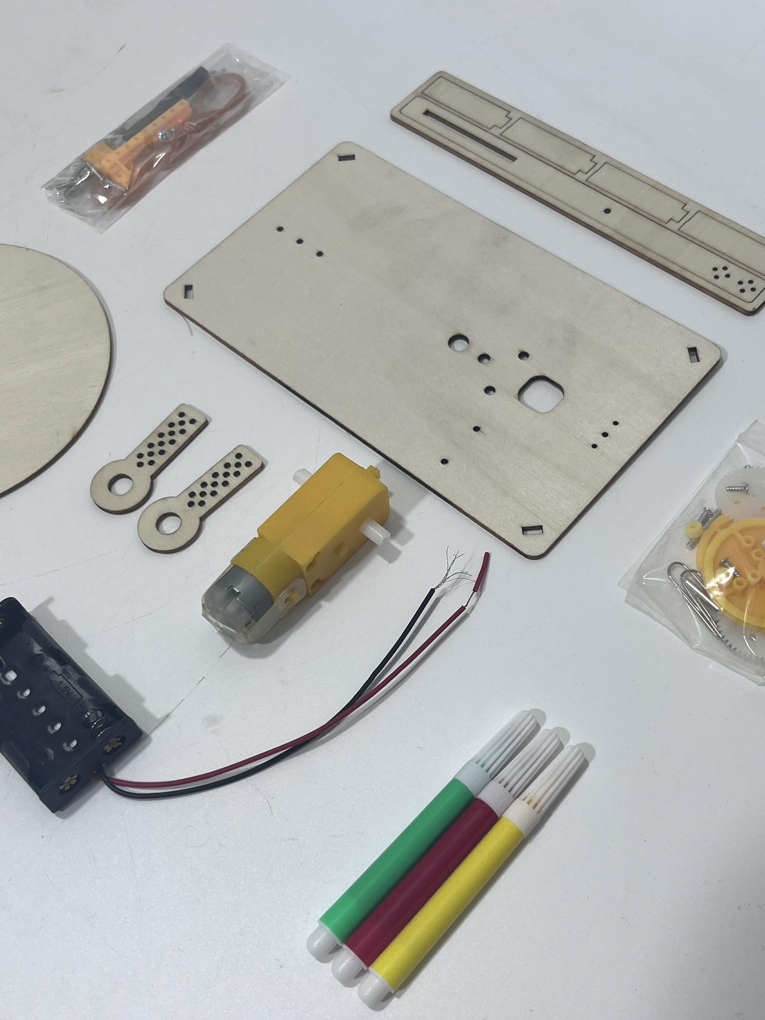 Ahşap DIY Pilli Çizim Robotu Ahşap DIY Pilli Çizim Robotu