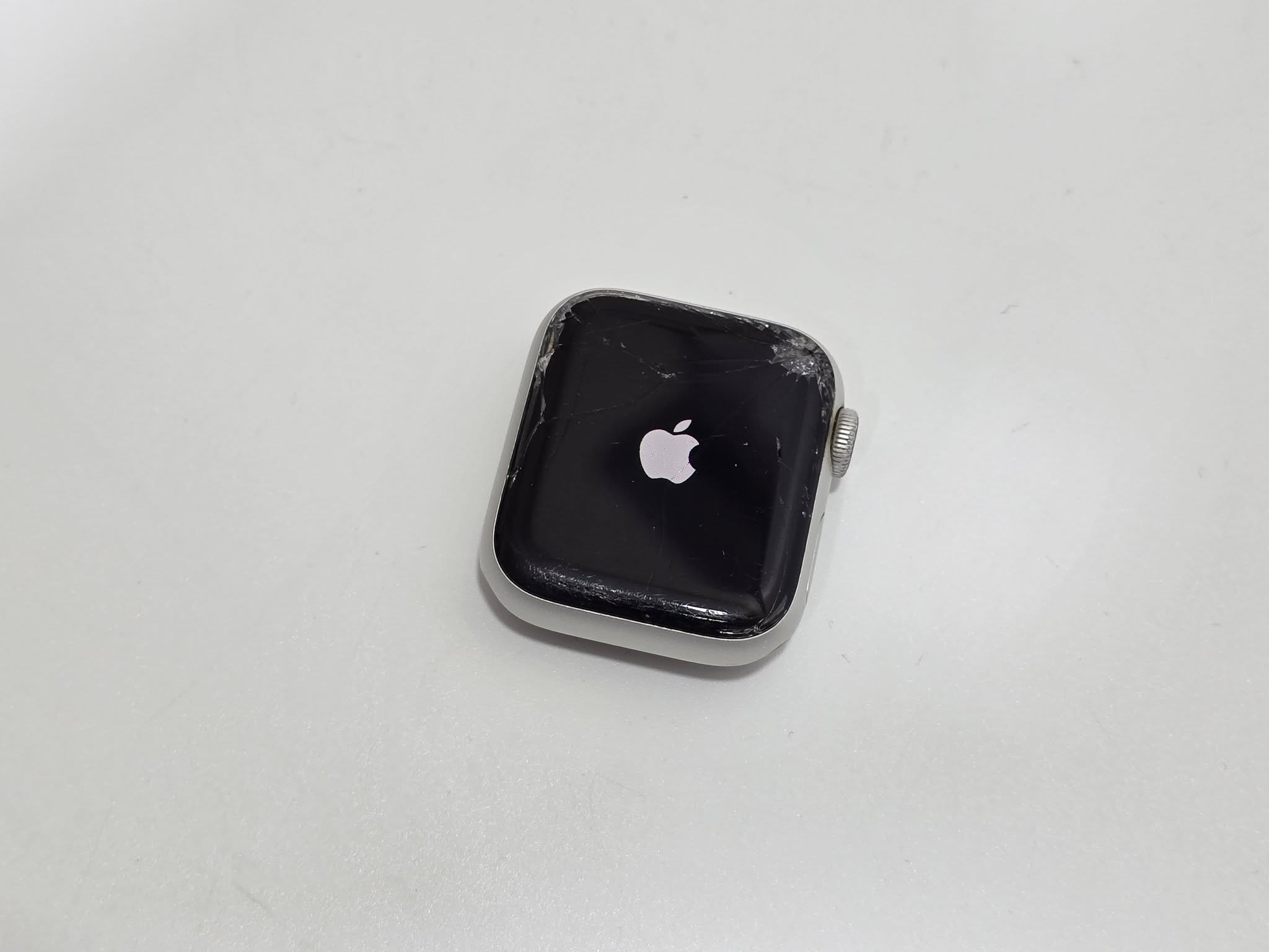 Apple Watch 4.Nesil Akıllı Kol Saati A1977 (Ekran Kilitli) W013 Apple Watch 4.Nesil Akıllı Kol Saati A1977 (Ekran Kilitli) W013