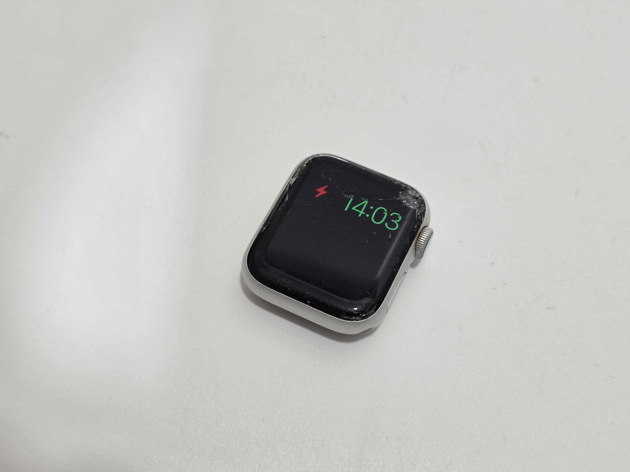 Apple Watch 4.Nesil Akıllı Kol Saati A1977 (Ekran Kilitli) W013 Apple Watch 4.Nesil Akıllı Kol Saati A1977 (Ekran Kilitli) W013