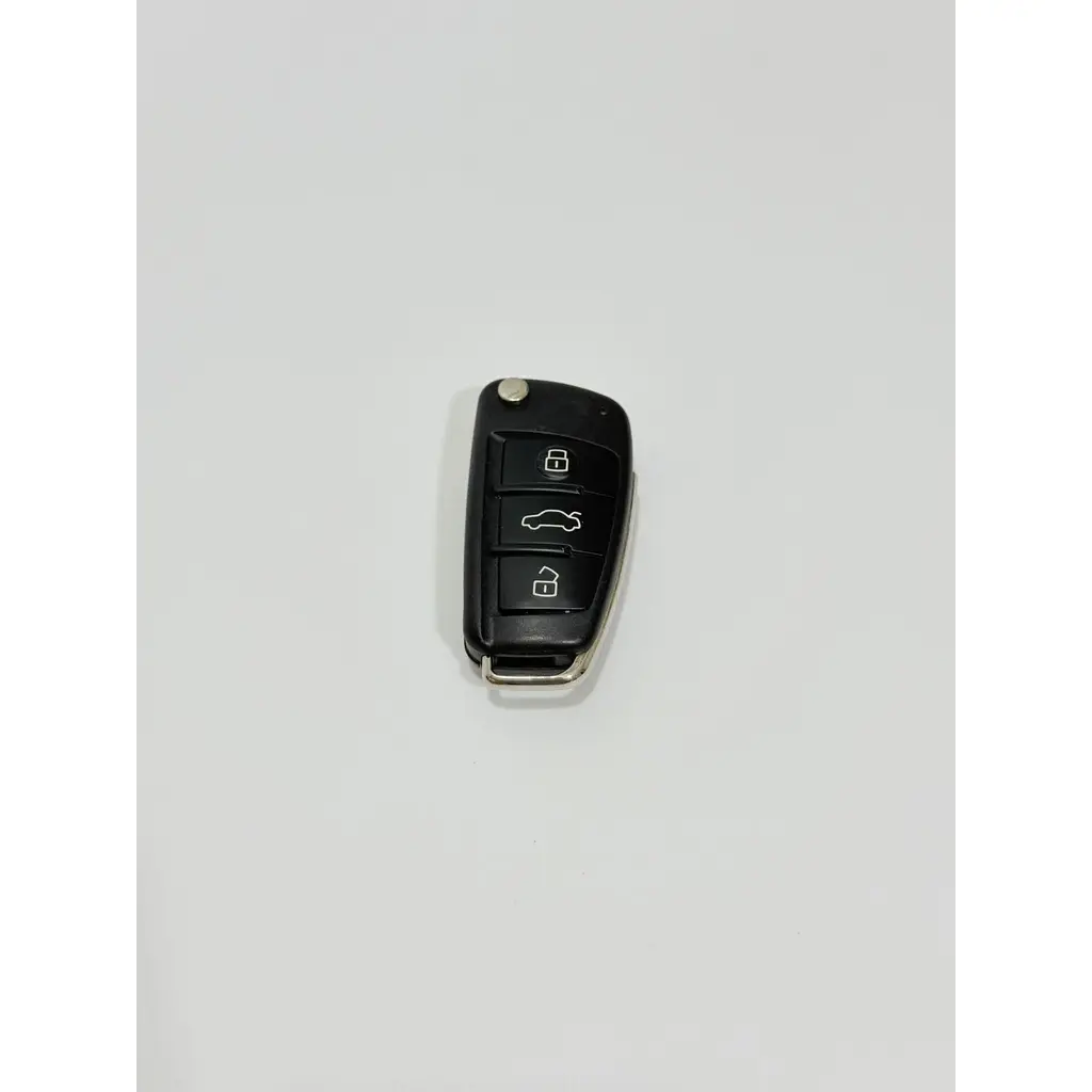 Audi 3 Butonlu Çipli Anahtar 8V0837220D 2.El