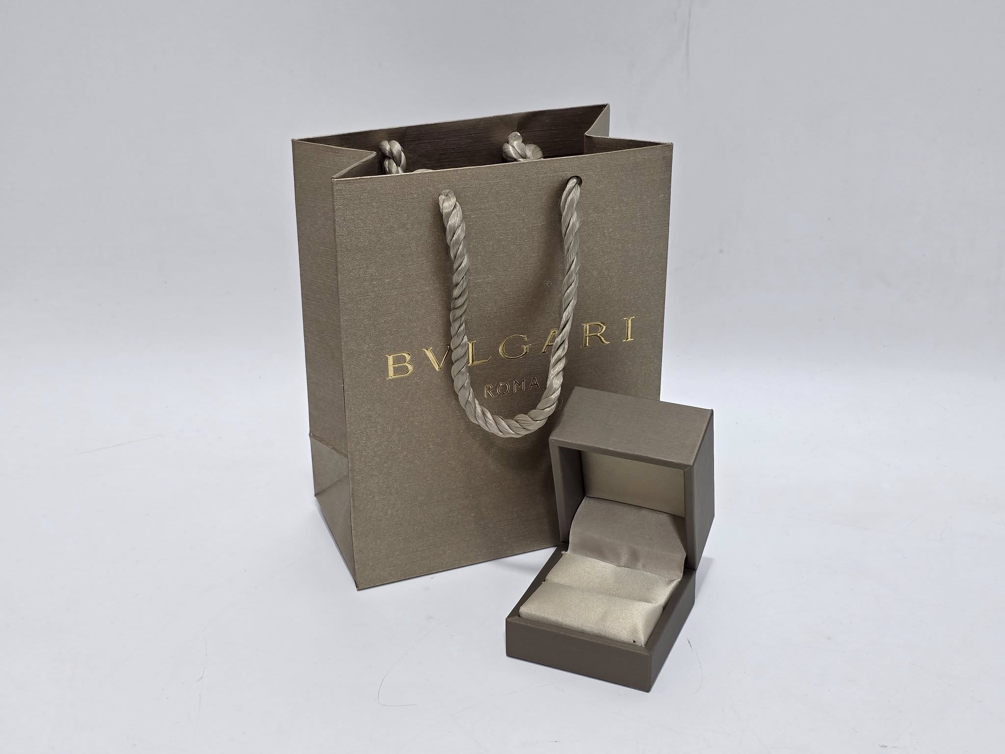 Bvlgari Kadife Yüzük Kutusu (Çantalı) Bvlgari Kadife Yüzük Kutusu (Çantalı)