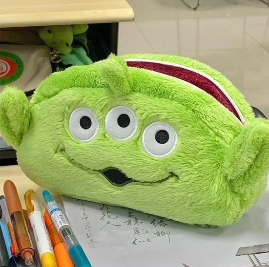 Çift Taraflı Üç Gözlü Çilekli Ayıcık Peluş Kalem Kutusu Çift Taraflı Üç Gözlü Çilekli Ayıcık Peluş Kalem Kutusu