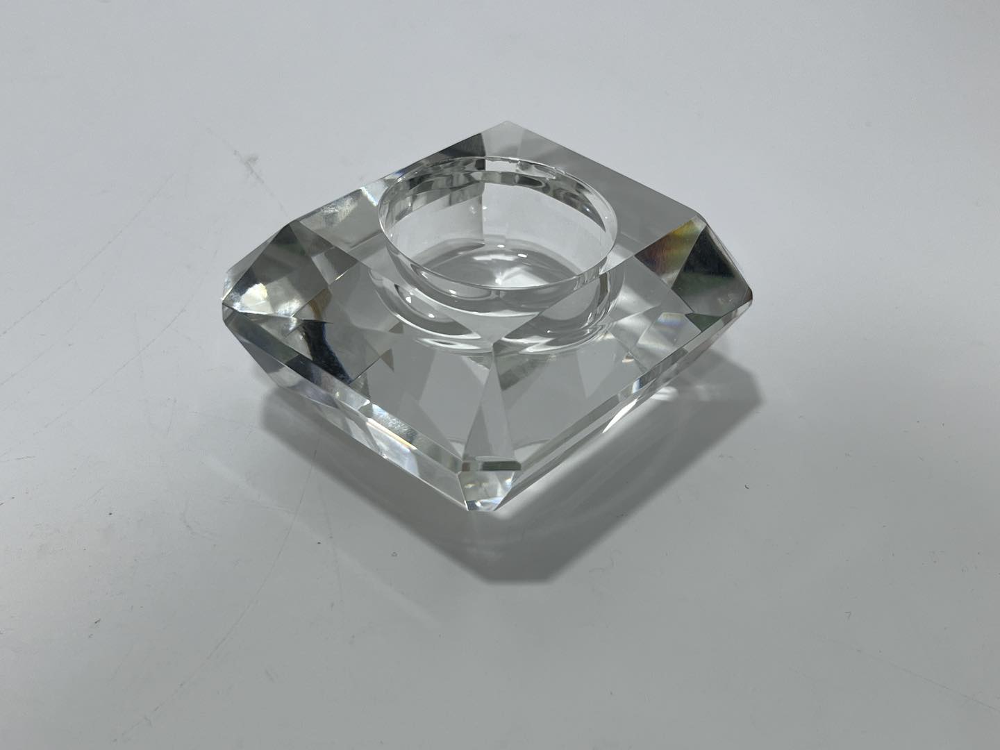 Faset Kesim Kristal Cam Tealight Mumluk 6,7x7,7cm (1 Adet) Faset Kesim Kristal Cam Tealight Mumluk 6,7x7,7cm (1 Adet)