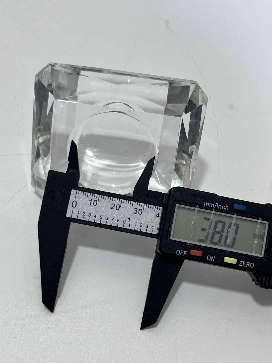 Faset Kesim Kristal Cam Tealight Mumluk 6,7x7,7cm (1 Adet) Faset Kesim Kristal Cam Tealight Mumluk 6,7x7,7cm (1 Adet)