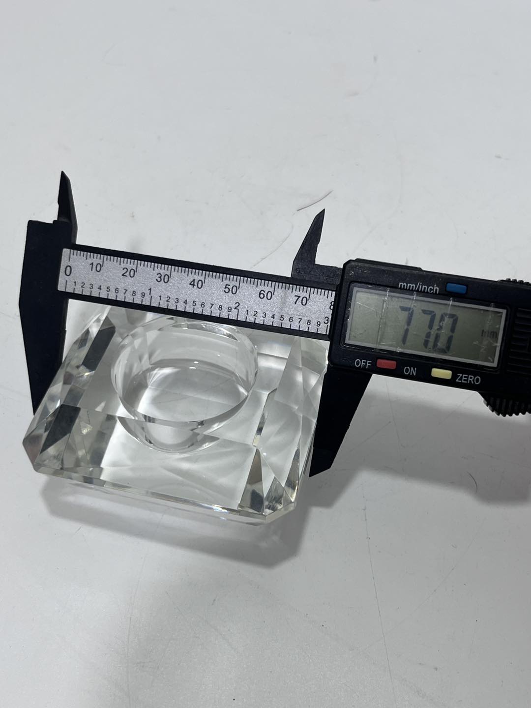 Faset Kesim Kristal Cam Tealight Mumluk 6,7x7,7cm (1 Adet) Faset Kesim Kristal Cam Tealight Mumluk 6,7x7,7cm (1 Adet)