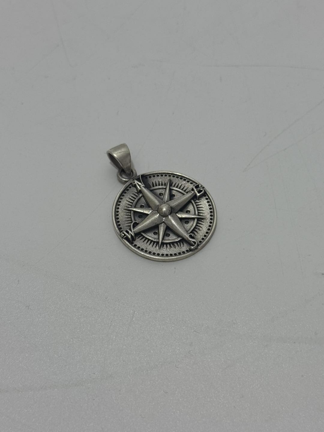Pusula Motifli 925 Ayar Gümüş Kolye Ucu 9,75 Gram Pusula Motifli 925 Ayar Gümüş Kolye Ucu 9,75 Gram