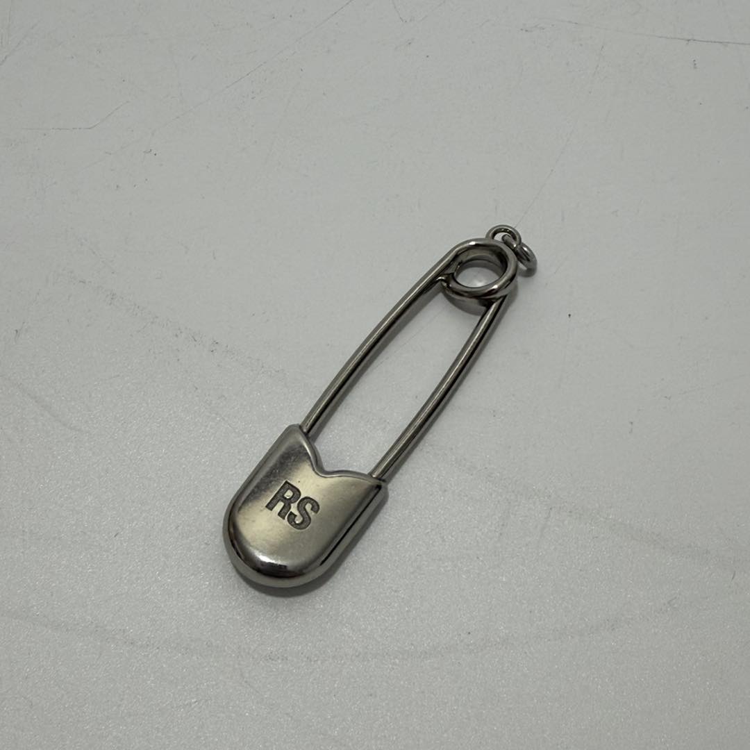 Raf Simons Gümüş Çatal İğne Charmı 6,70 Gram Raf Simons Gümüş Çatal İğne Charmı 6,70 Gram