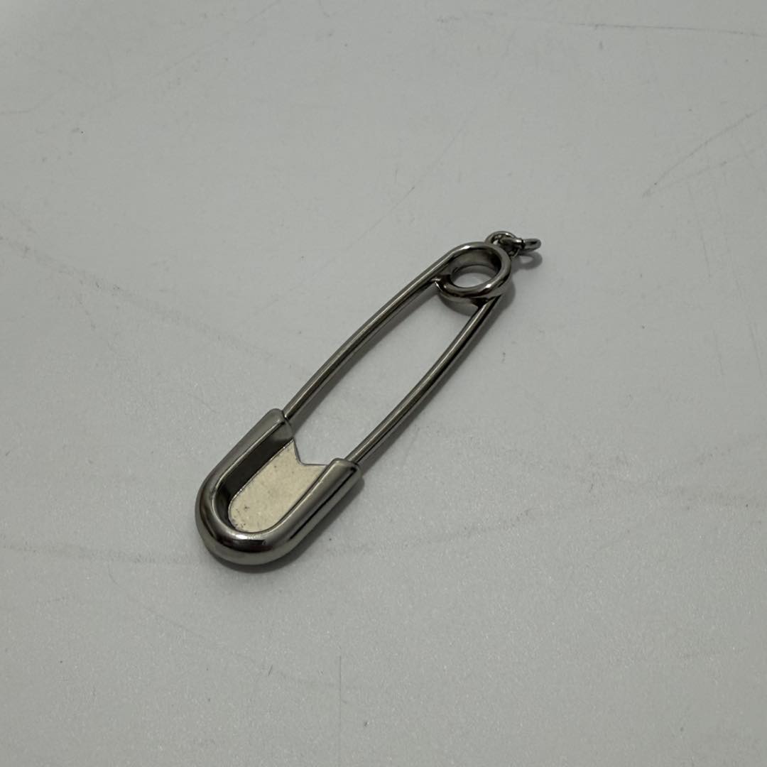 Raf Simons Gümüş Çatal İğne Charmı 6,70 Gram Raf Simons Gümüş Çatal İğne Charmı 6,70 Gram
