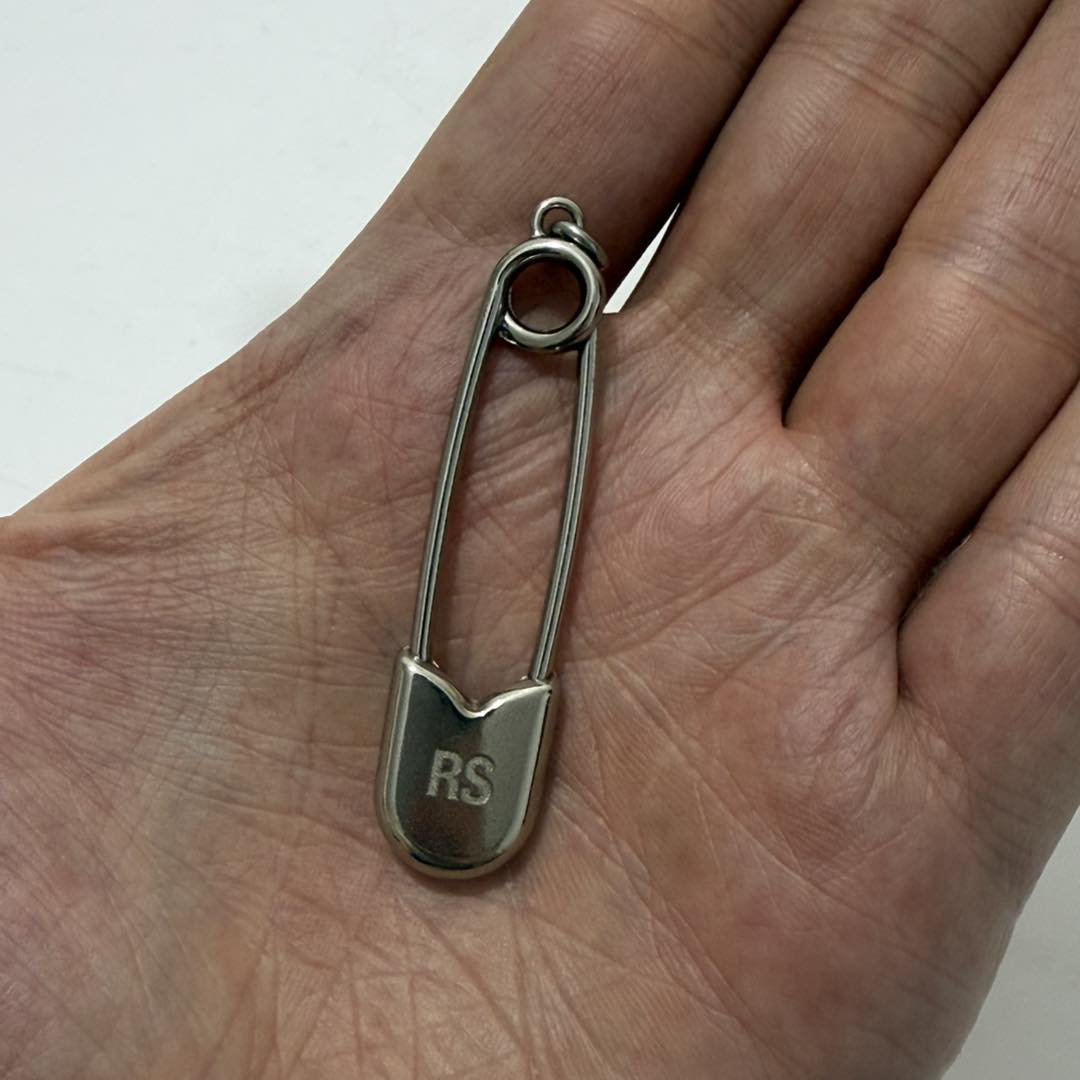 Raf Simons Gümüş Çatal İğne Charmı 6,70 Gram Raf Simons Gümüş Çatal İğne Charmı 6,70 Gram