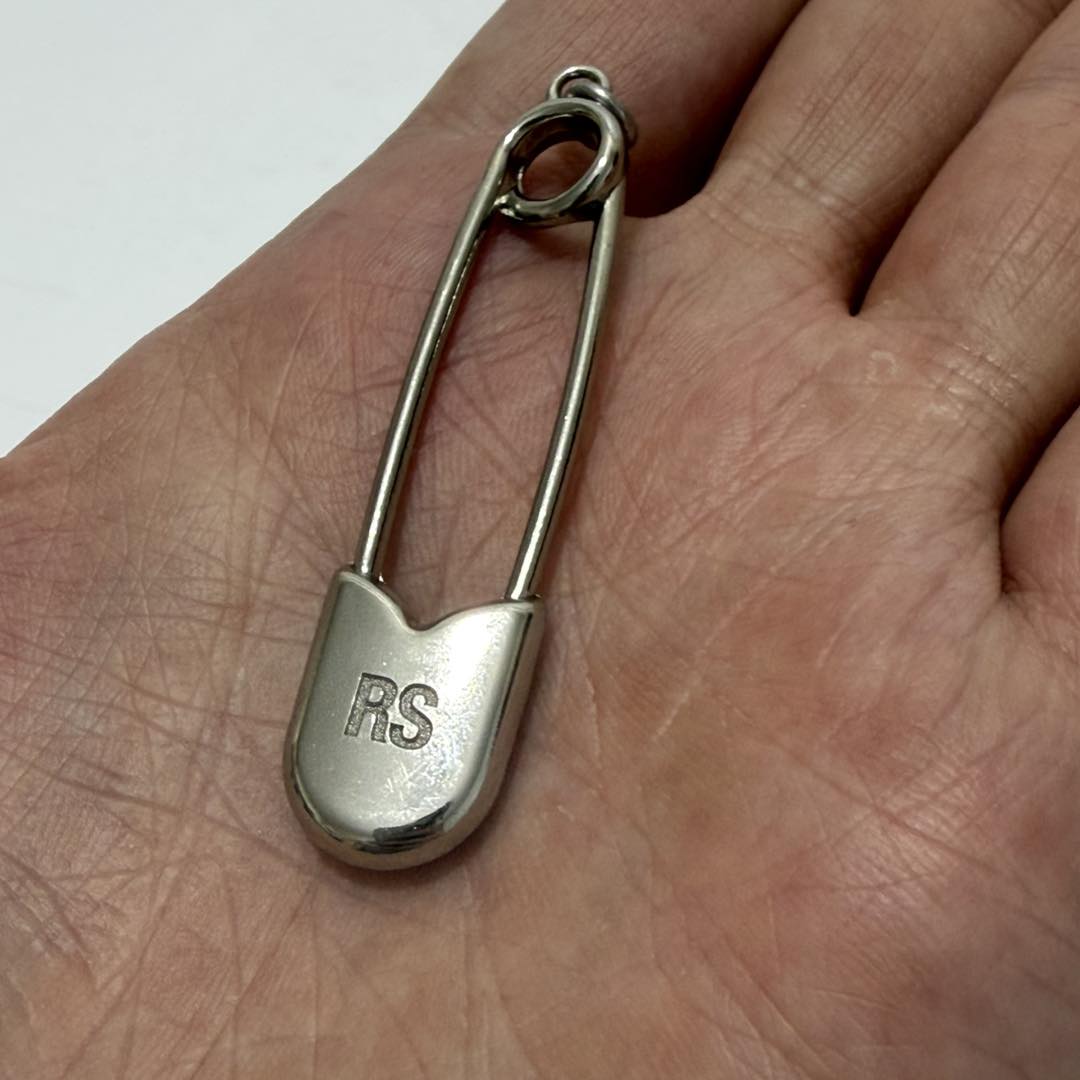 Raf Simons Gümüş Çatal İğne Charmı 6,70 Gram Raf Simons Gümüş Çatal İğne Charmı 6,70 Gram