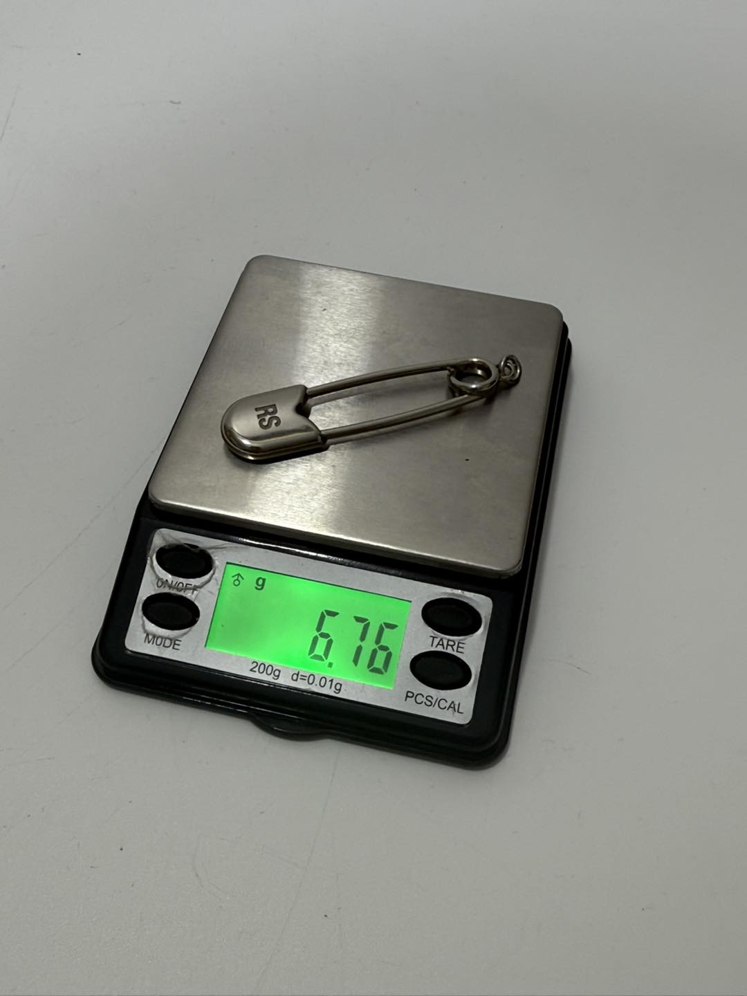 Raf Simons Gümüş Çatal İğne Charmı 6,70 Gram Raf Simons Gümüş Çatal İğne Charmı 6,70 Gram