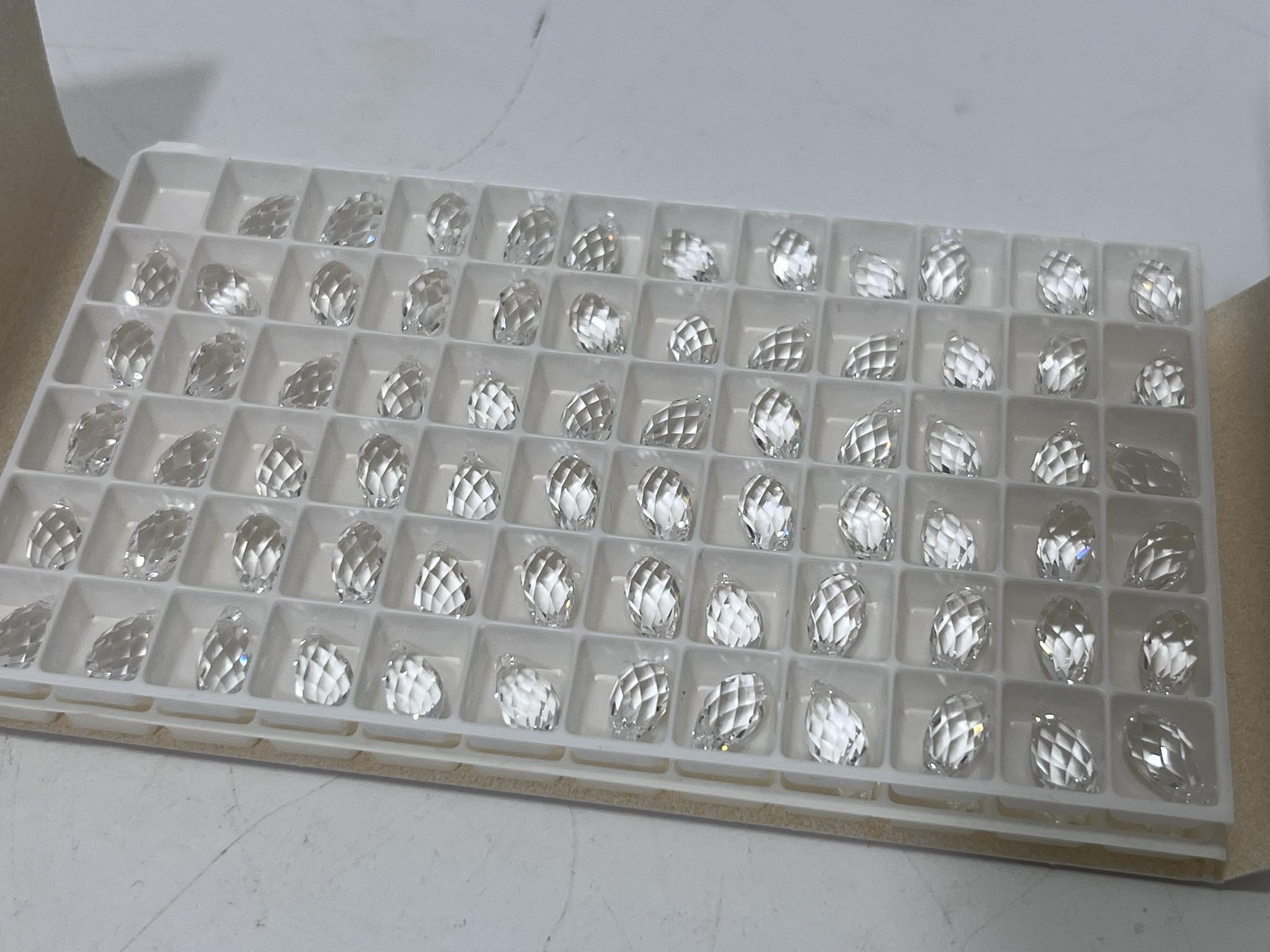 Swarovski Tip Damla ve Küre Kristal Kolye Ucu 193 Adet Swarovski Tip Damla ve Küre Kristal Kolye Ucu 193 Adet