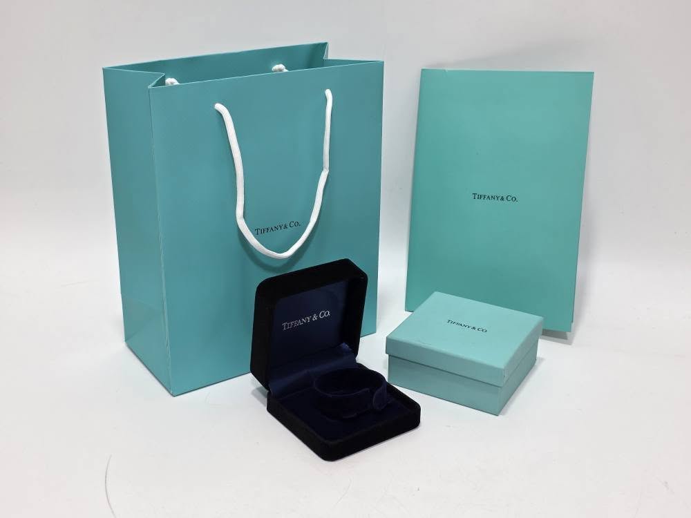 Tiffany Co Kadife Bileklik Kutusu (Çantalı) Tiffany Co Kadife Bileklik Kutusu (Çantalı)