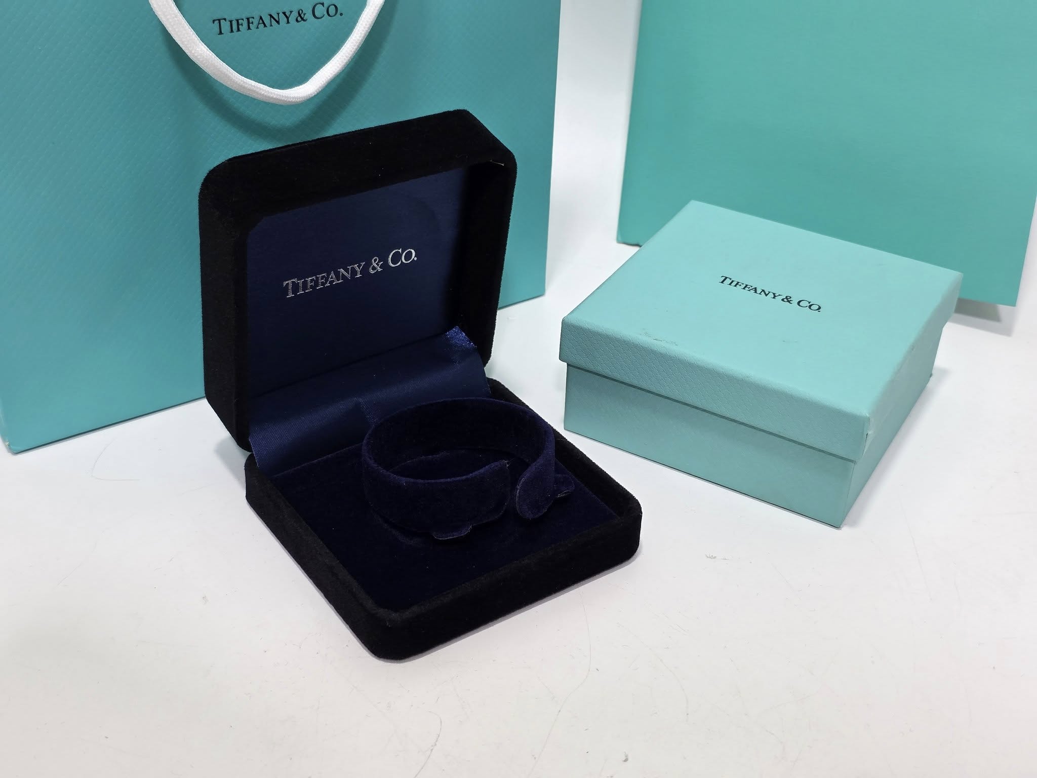 Tiffany Co Kadife Bileklik Kutusu (Çantalı) Tiffany Co Kadife Bileklik Kutusu (Çantalı)
