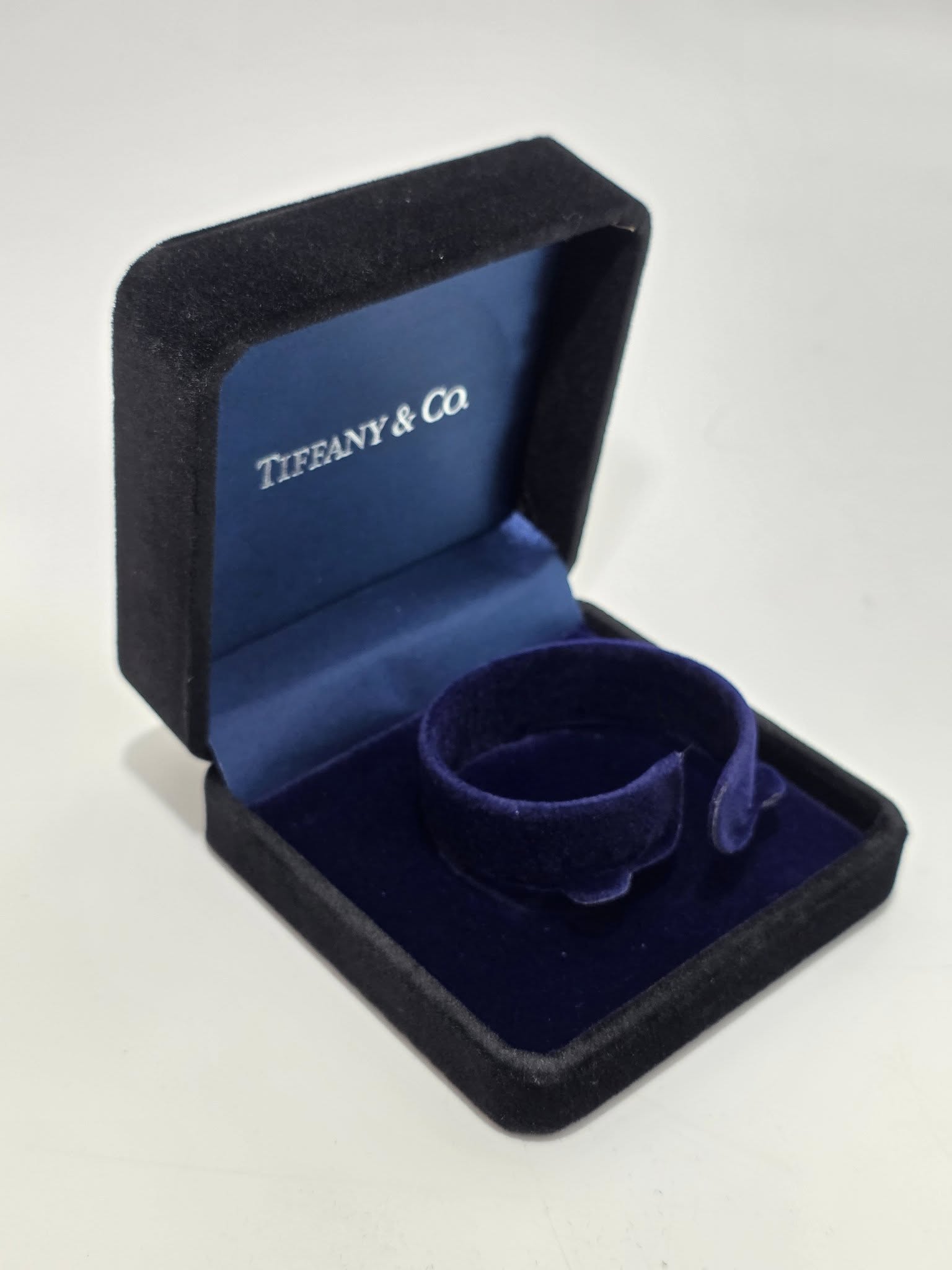 Tiffany Co Kadife Bileklik Kutusu (Çantalı) Tiffany Co Kadife Bileklik Kutusu (Çantalı)