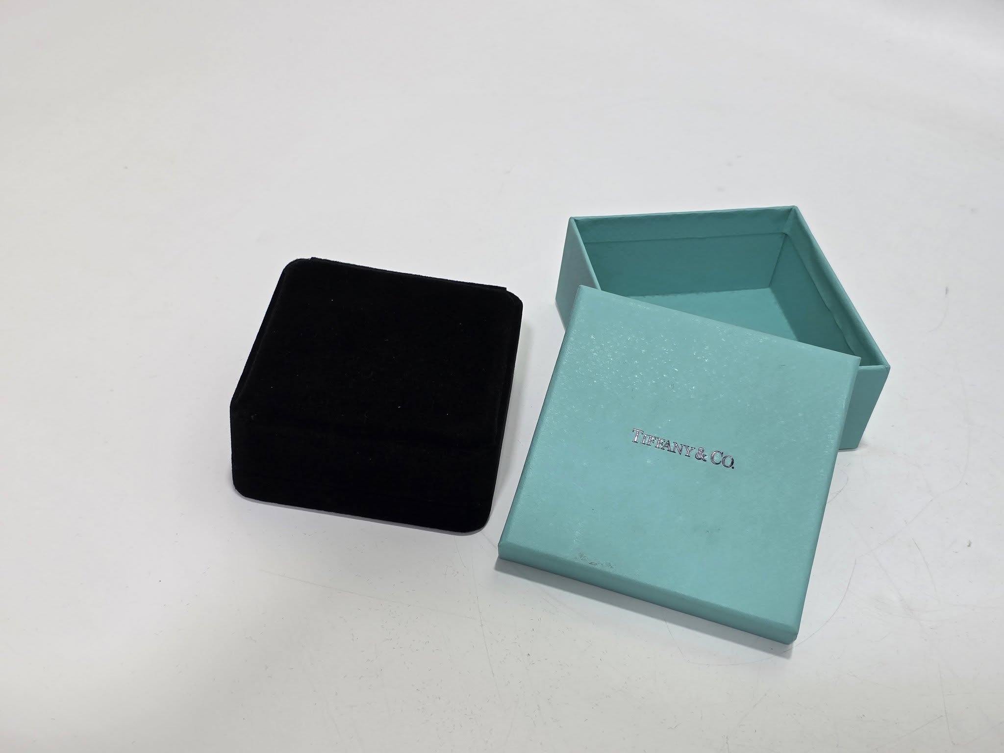 Tiffany Co Kadife Bileklik Kutusu (Çantalı) Tiffany Co Kadife Bileklik Kutusu (Çantalı)