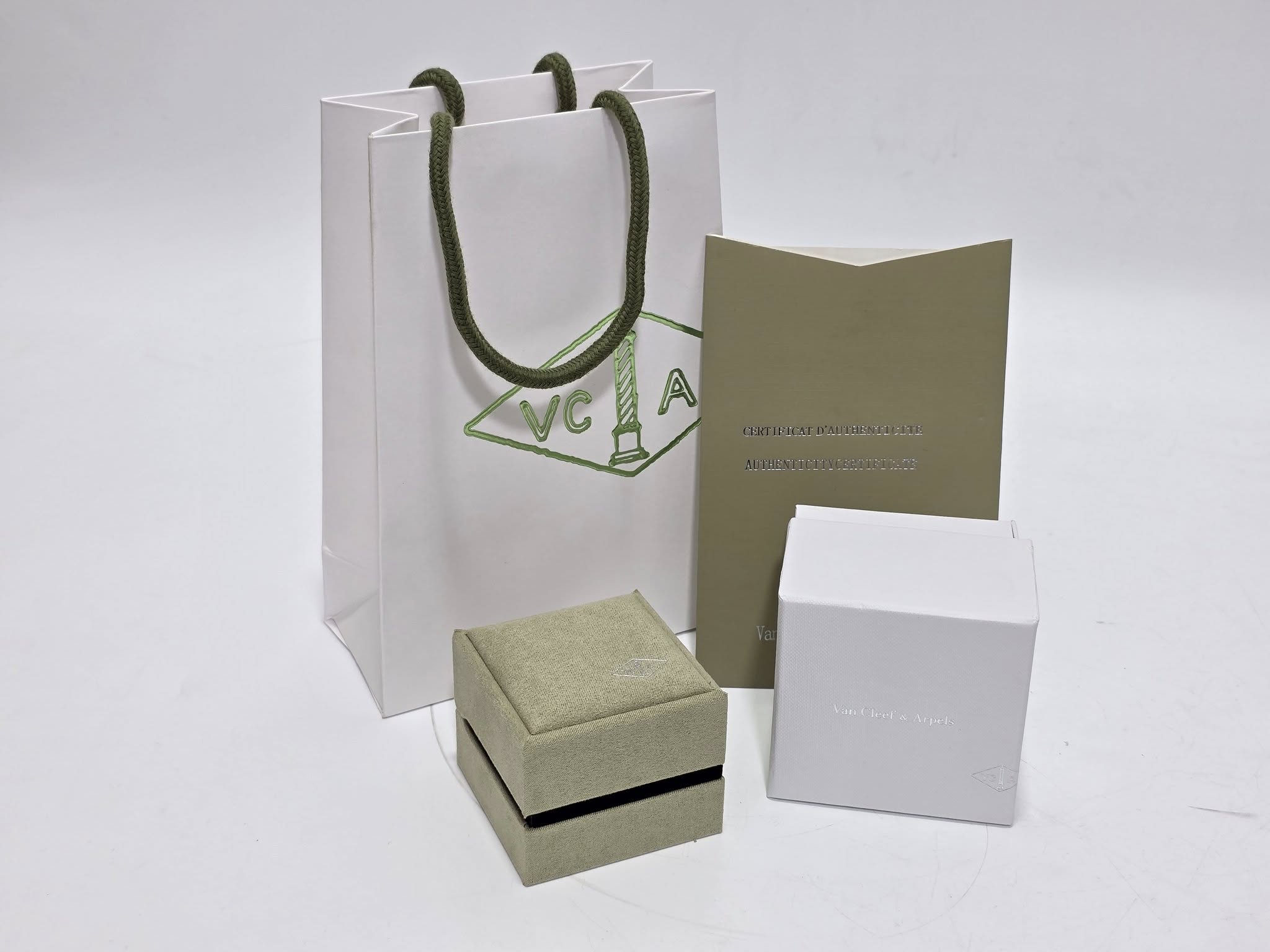 Van Cleef & Arpels Kadife Yüzük Kutusu (Çantalı) Van Cleef & Arpels Kadife Yüzük Kutusu (Çantalı)