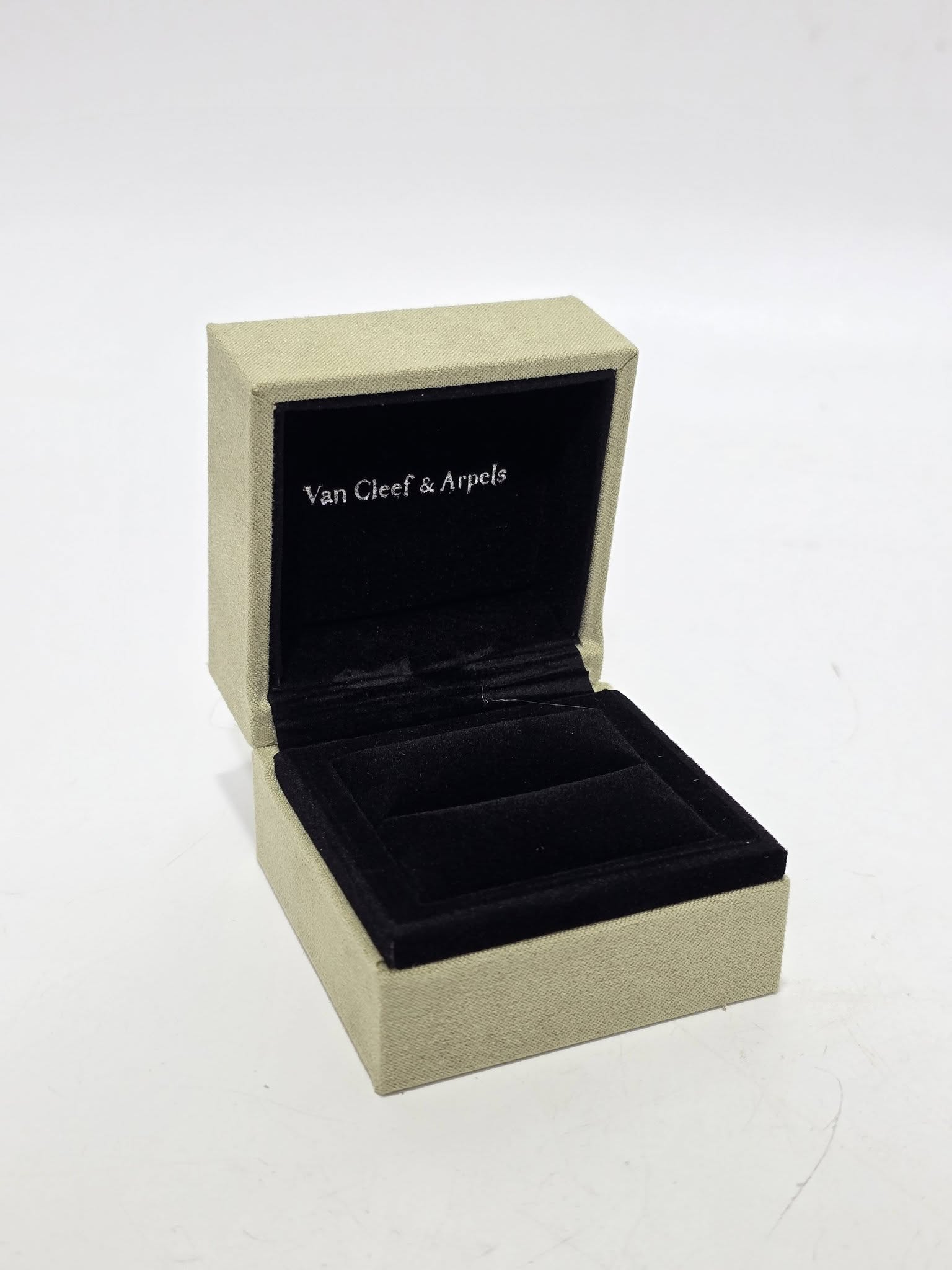 Van Cleef & Arpels Kadife Yüzük Kutusu (Çantalı) Van Cleef & Arpels Kadife Yüzük Kutusu (Çantalı)