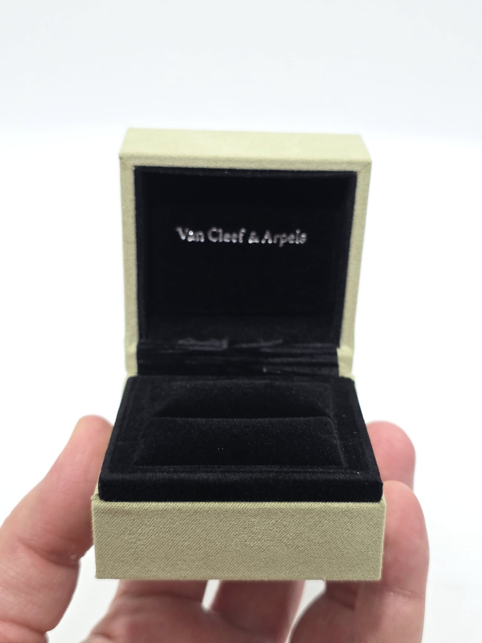 Van Cleef & Arpels Kadife Yüzük Kutusu (Çantalı) Van Cleef & Arpels Kadife Yüzük Kutusu (Çantalı)