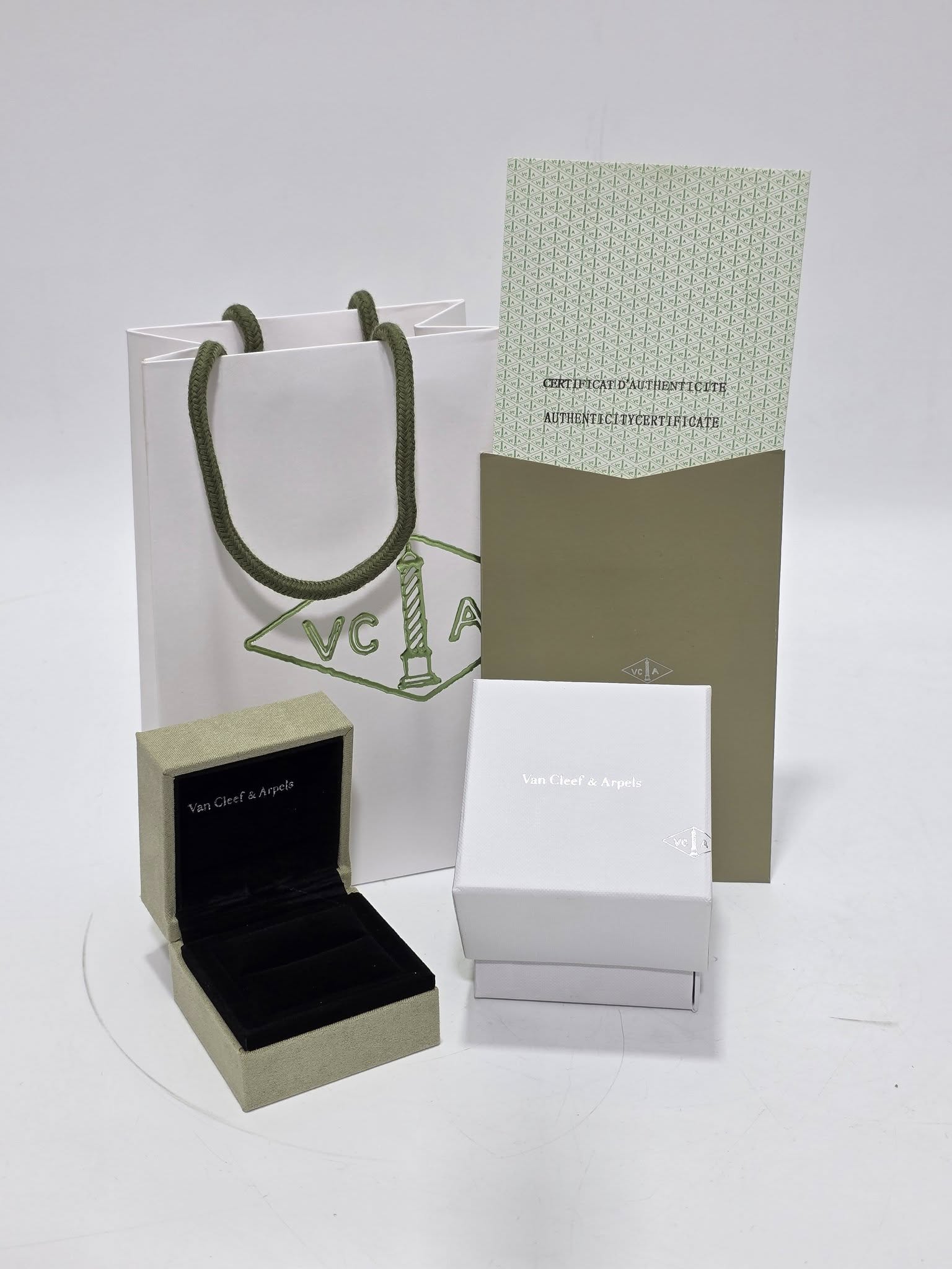 Van Cleef & Arpels Kadife Yüzük Kutusu (Çantalı) Van Cleef & Arpels Kadife Yüzük Kutusu (Çantalı)